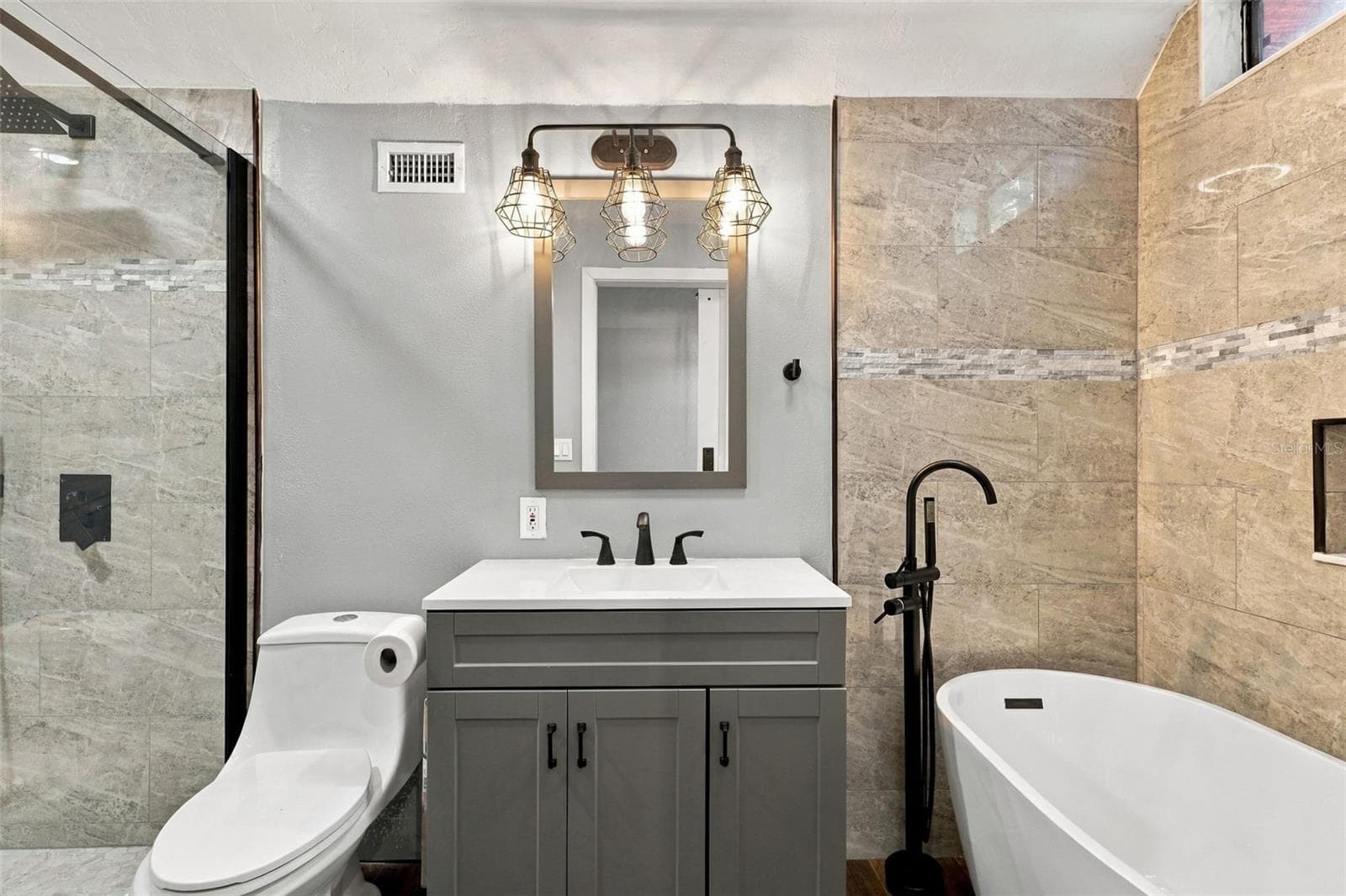 UPSTAIRS BATHROOM - 2290 MUD LAKE RD, DE LEON SPRINGS