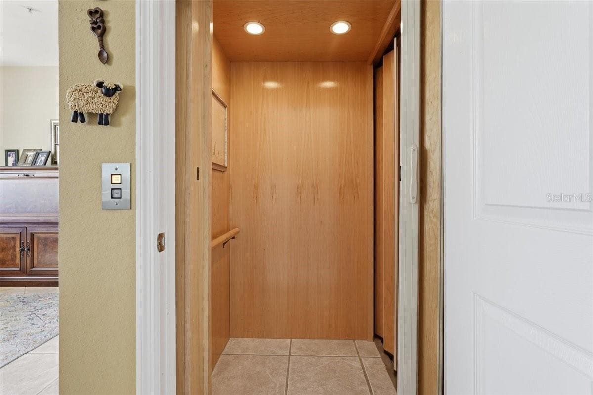 Townhouse at 101 SHOALS CIR, NORTH REDINGTON BEACH, photo 4 of 100