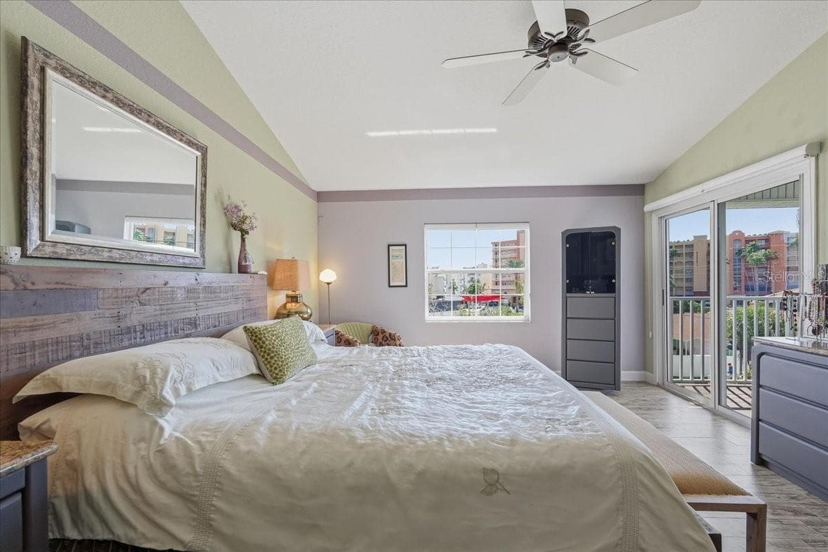 Townhouse at 101 SHOALS CIR, NORTH REDINGTON BEACH, photo 5 of 100