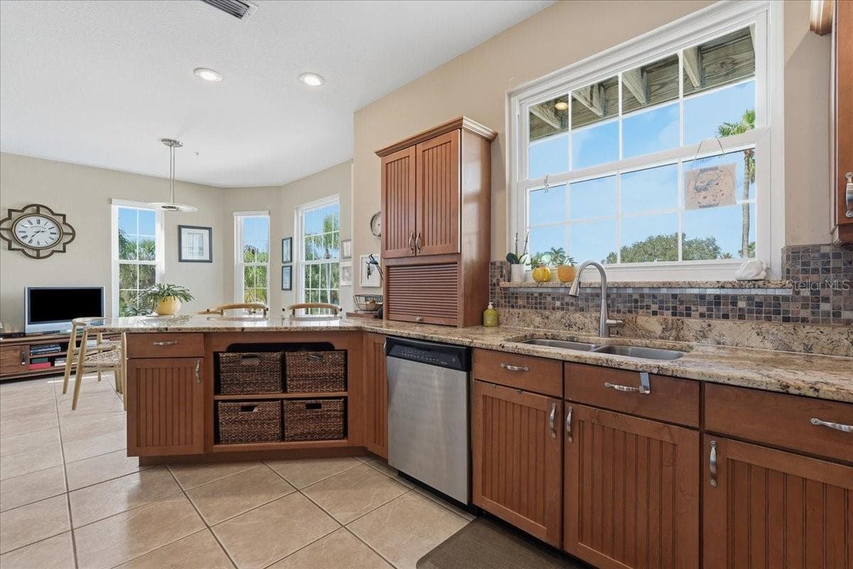Townhouse at 101 SHOALS CIR, NORTH REDINGTON BEACH, photo 26 of 100