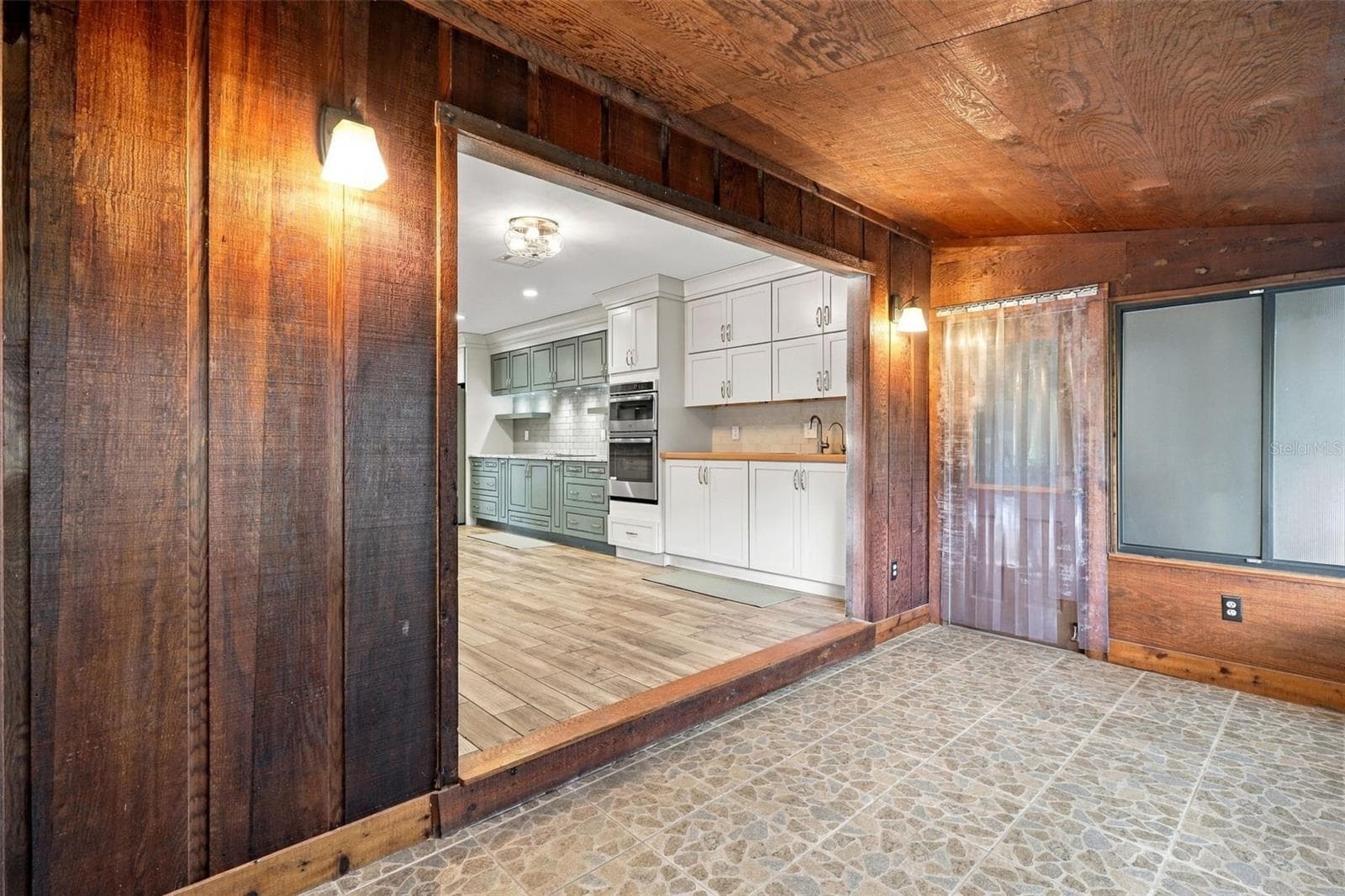 Main House - 41520 CHARM LAKE DR, UMATILLA