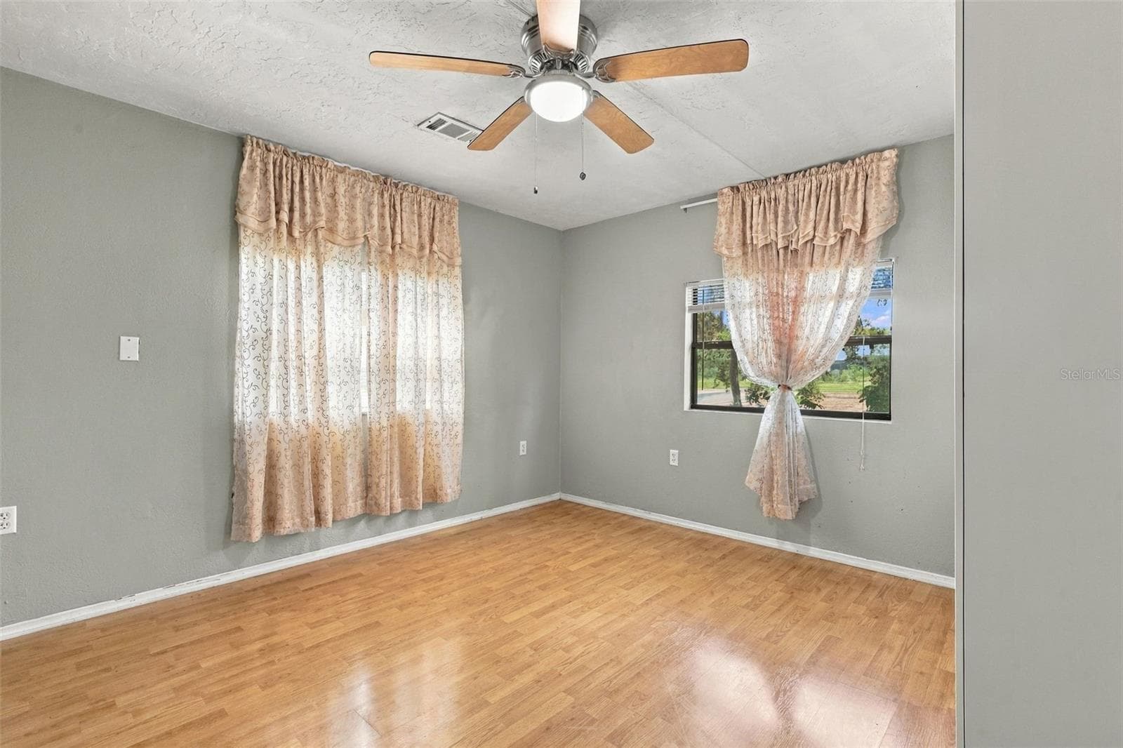 Main house Mother in-law suite bedroom - 41520 CHARM LAKE DR, UMATILLA