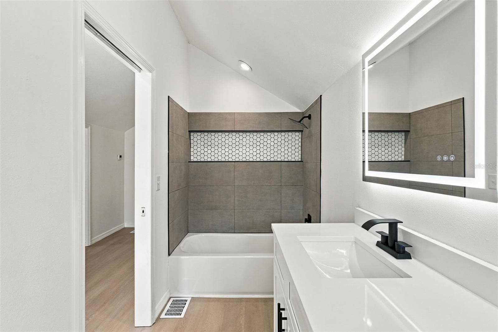 Guest House Bathroom - 41520 CHARM LAKE DR, UMATILLA