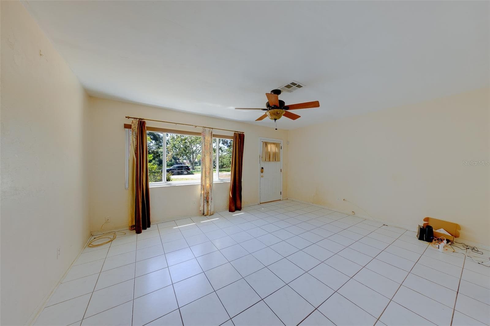 Single Family Residence at 811 69TH AVE S, ST PETERSBURG, photo 5 of 40