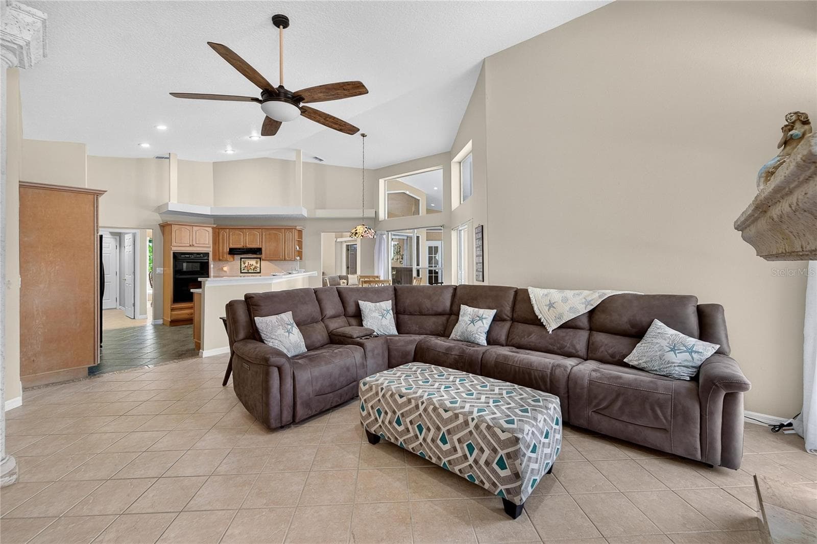 Family room is open to the kitchen - 28329 LINDENHURST DR, WESLEY CHAPEL