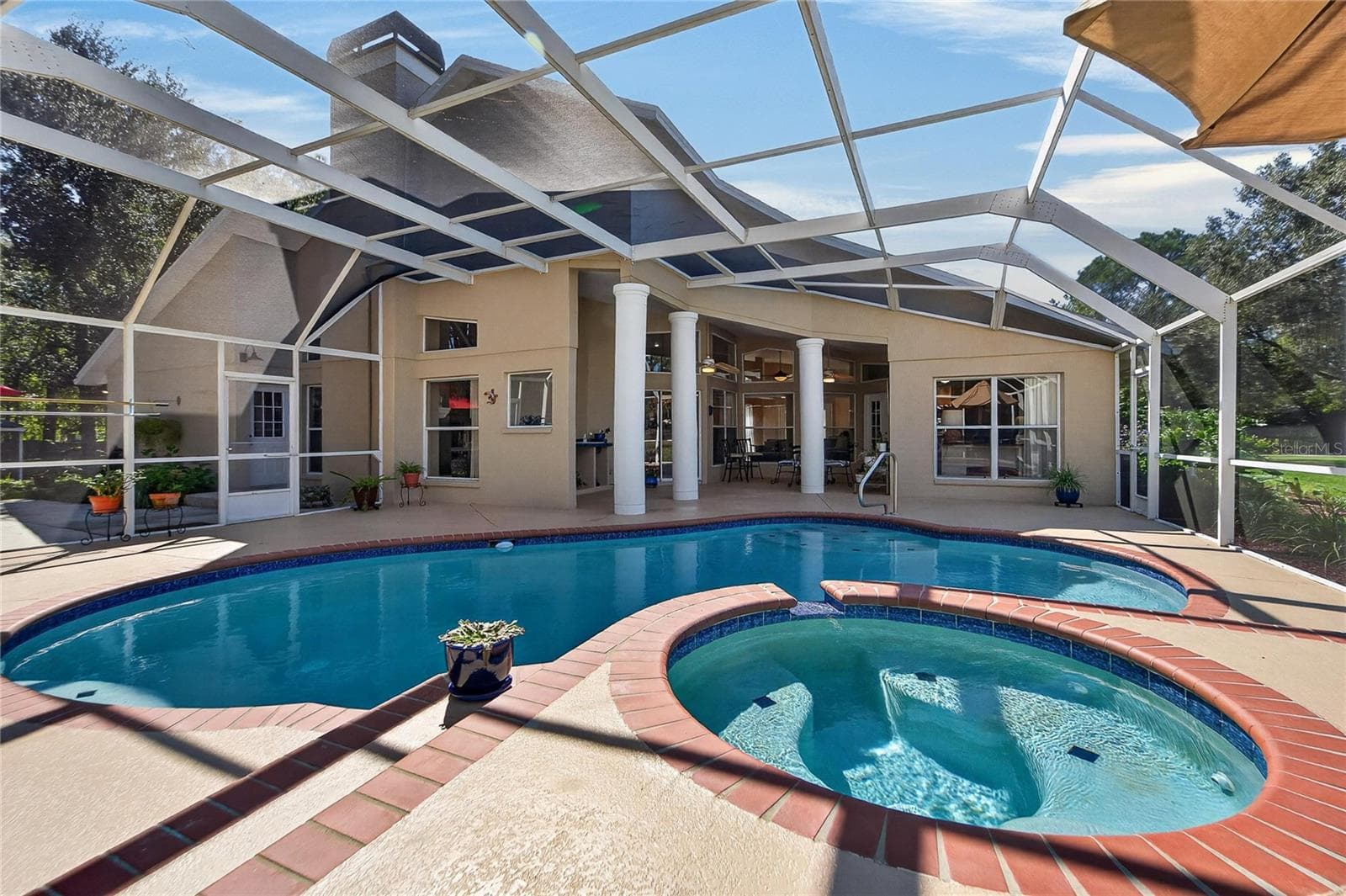 Pool deck and covered patio - 28329 LINDENHURST DR, WESLEY CHAPEL