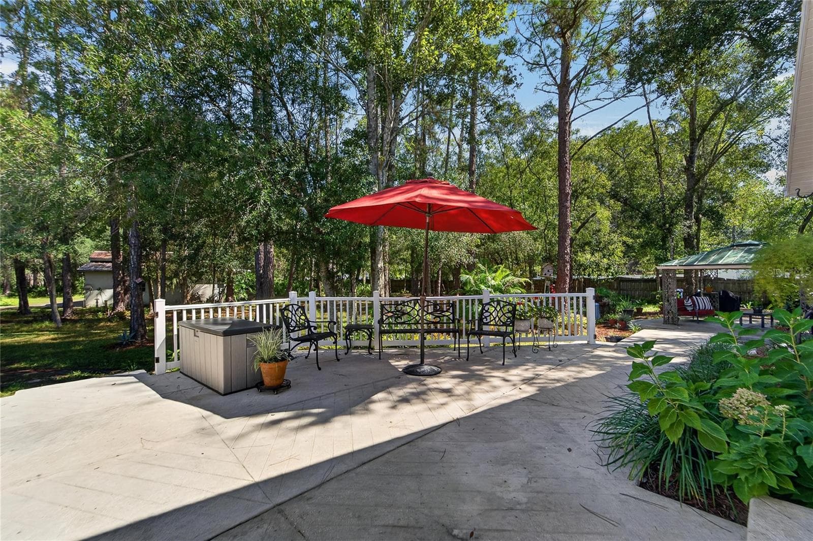 Outside patio area - 28329 LINDENHURST DR, WESLEY CHAPEL