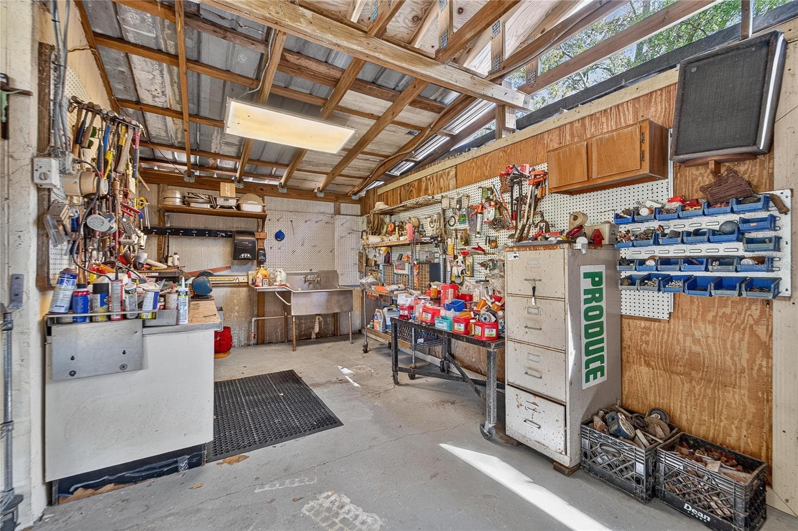 Shop/Barn has a sink and cement floor - 28329 LINDENHURST DR, WESLEY CHAPEL