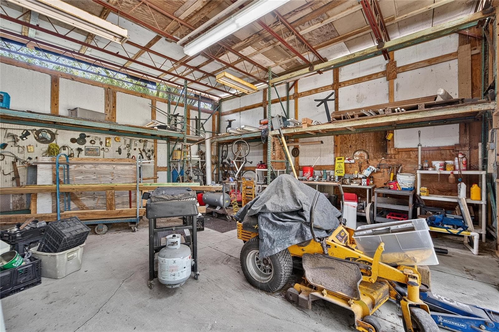 Rear Shed/shop/barn is 25 x 25 with 12' ceiling. - 28329 LINDENHURST DR, WESLEY CHAPEL