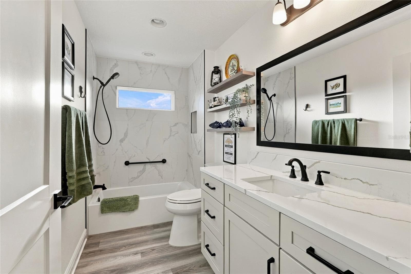 2nd guest bathroom - 614 LAKE CREEK CIR, THE VILLAGES