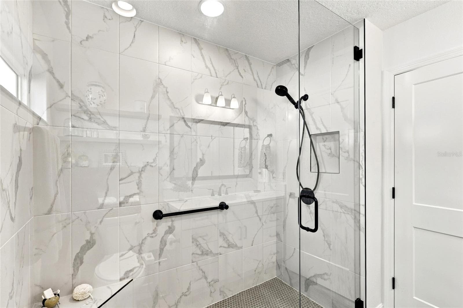Bedroom 3 Guest Bathroom Shower - 614 LAKE CREEK CIR, THE VILLAGES