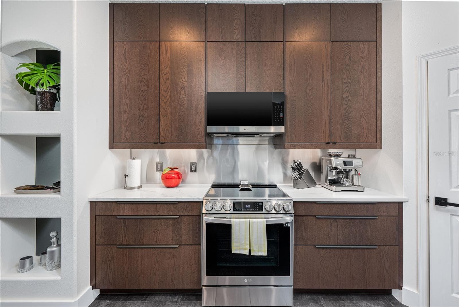 Fantastic stainless backsplash! - 1854 VISTA ROYALE BLVD, ORLANDO