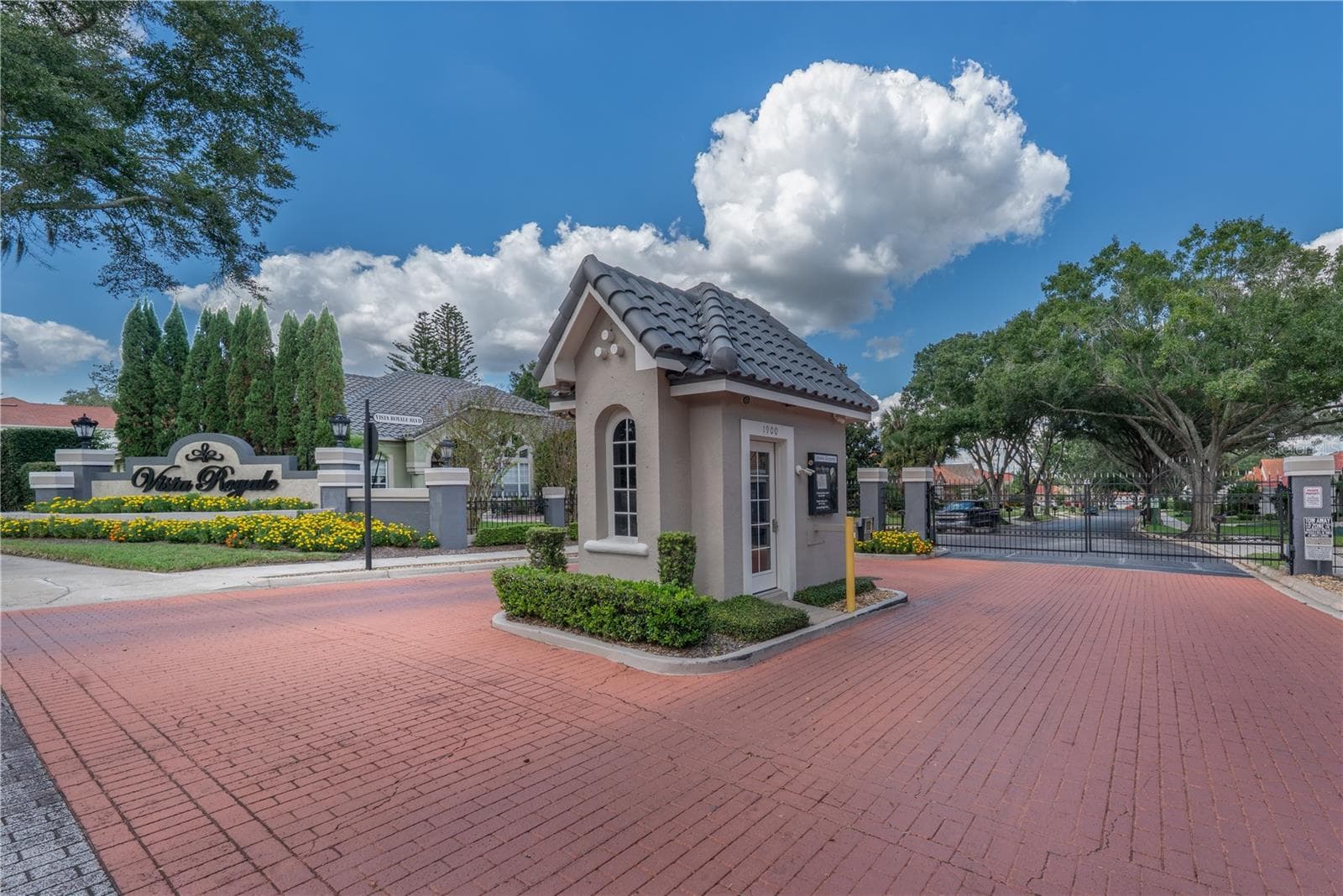 Gated entrance providing private access and enhanced security. - 1854 VISTA ROYALE BLVD, ORLANDO