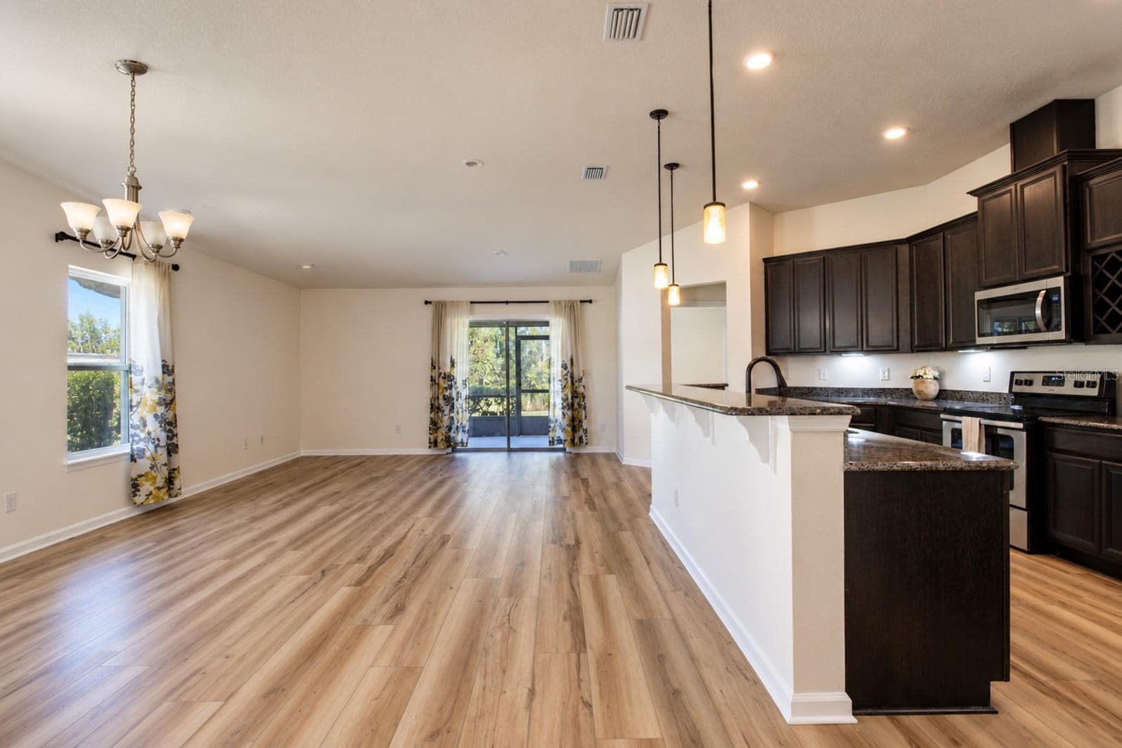 Dining and great room - 110 GLENEAGLE GRANDE DR, DAYTONA BEACH