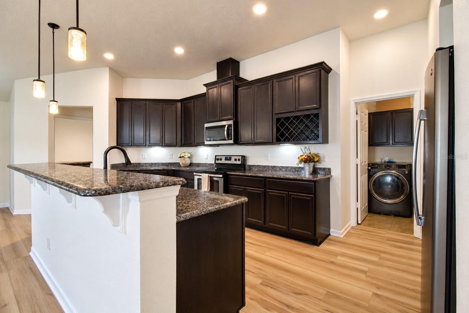 Large island with breakfast bar - 110 GLENEAGLE GRANDE DR, DAYTONA BEACH