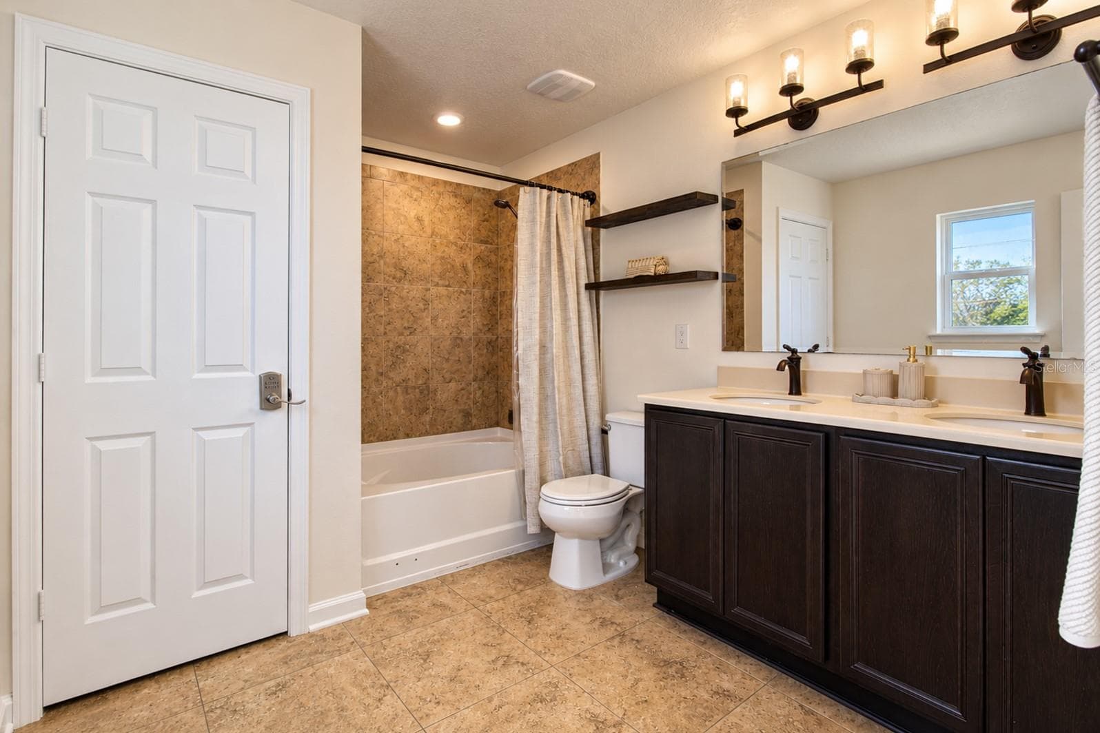 Primary En-suite with dual sinks - 110 GLENEAGLE GRANDE DR, DAYTONA BEACH