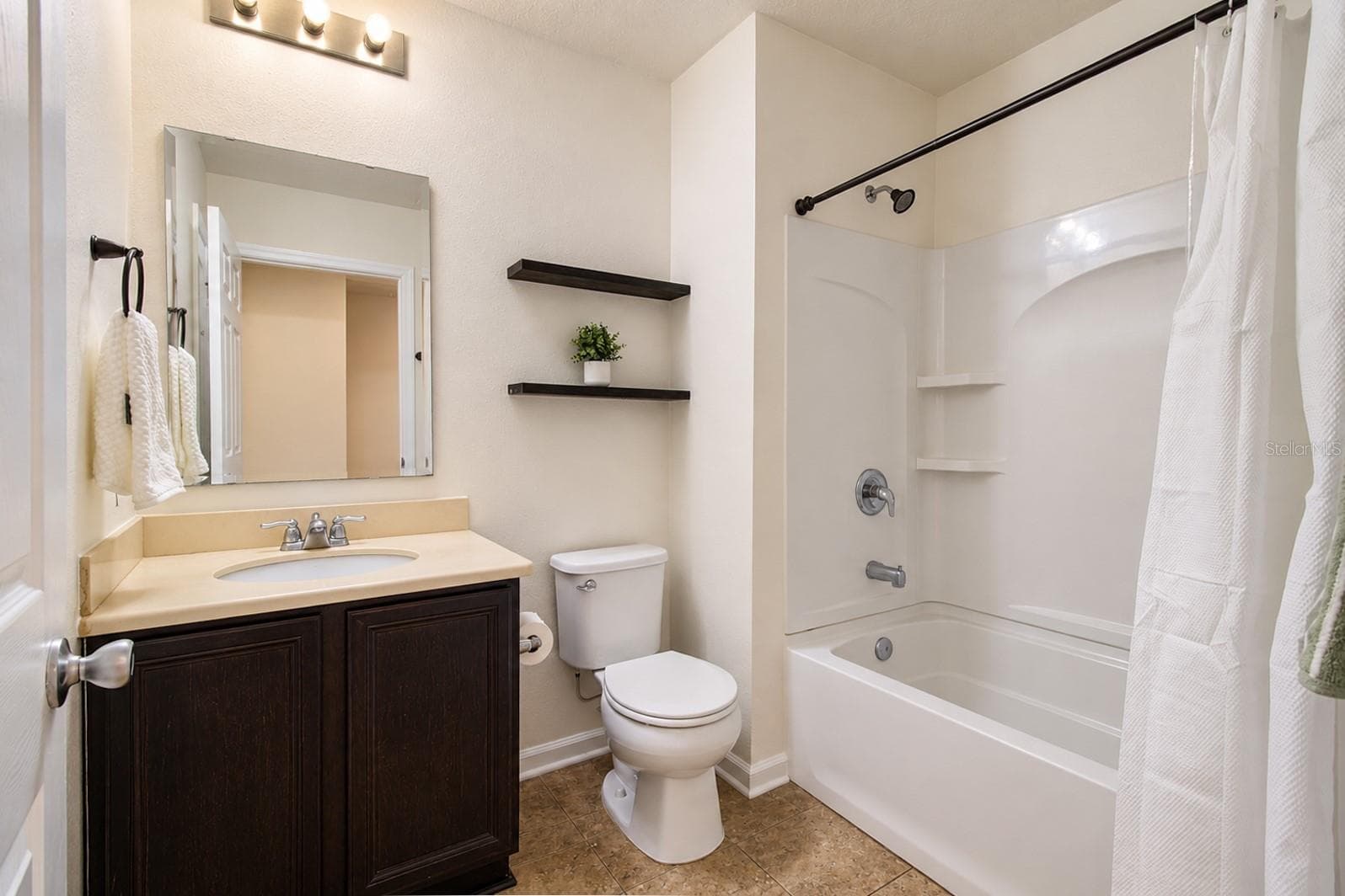 Full Bathroom - 110 GLENEAGLE GRANDE DR, DAYTONA BEACH