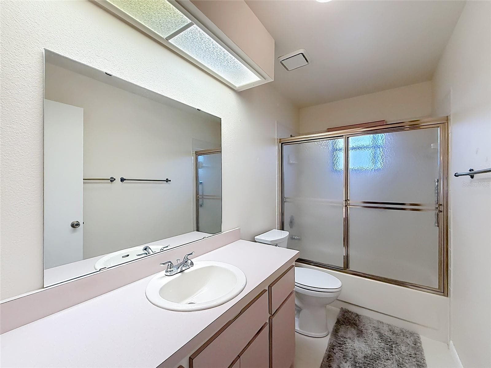 Guest bathroom with tub/shower - 1706 ORKNEY DR, LEESBURG