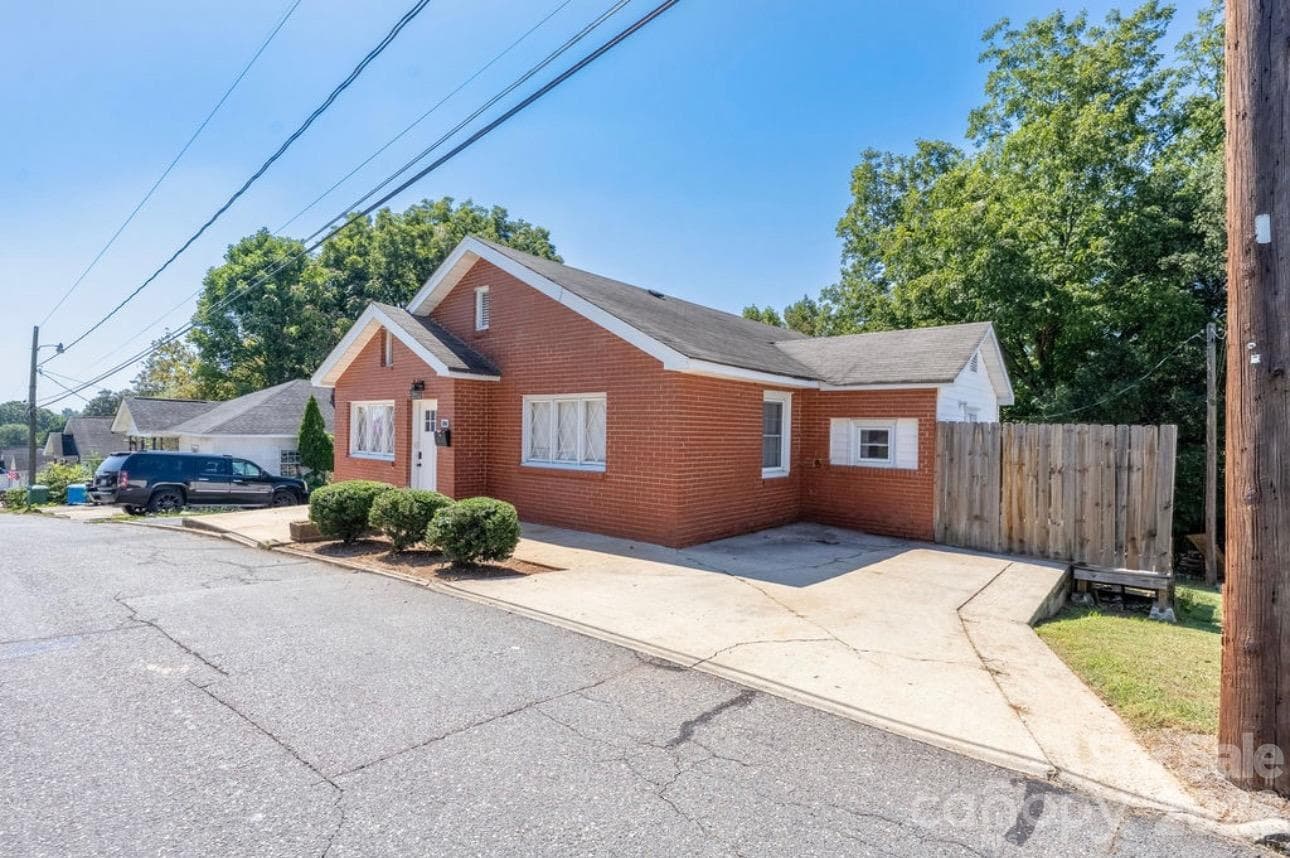 Single Family Residence at 387 Woodlawn Street, Cramerton, photo 2 of 29