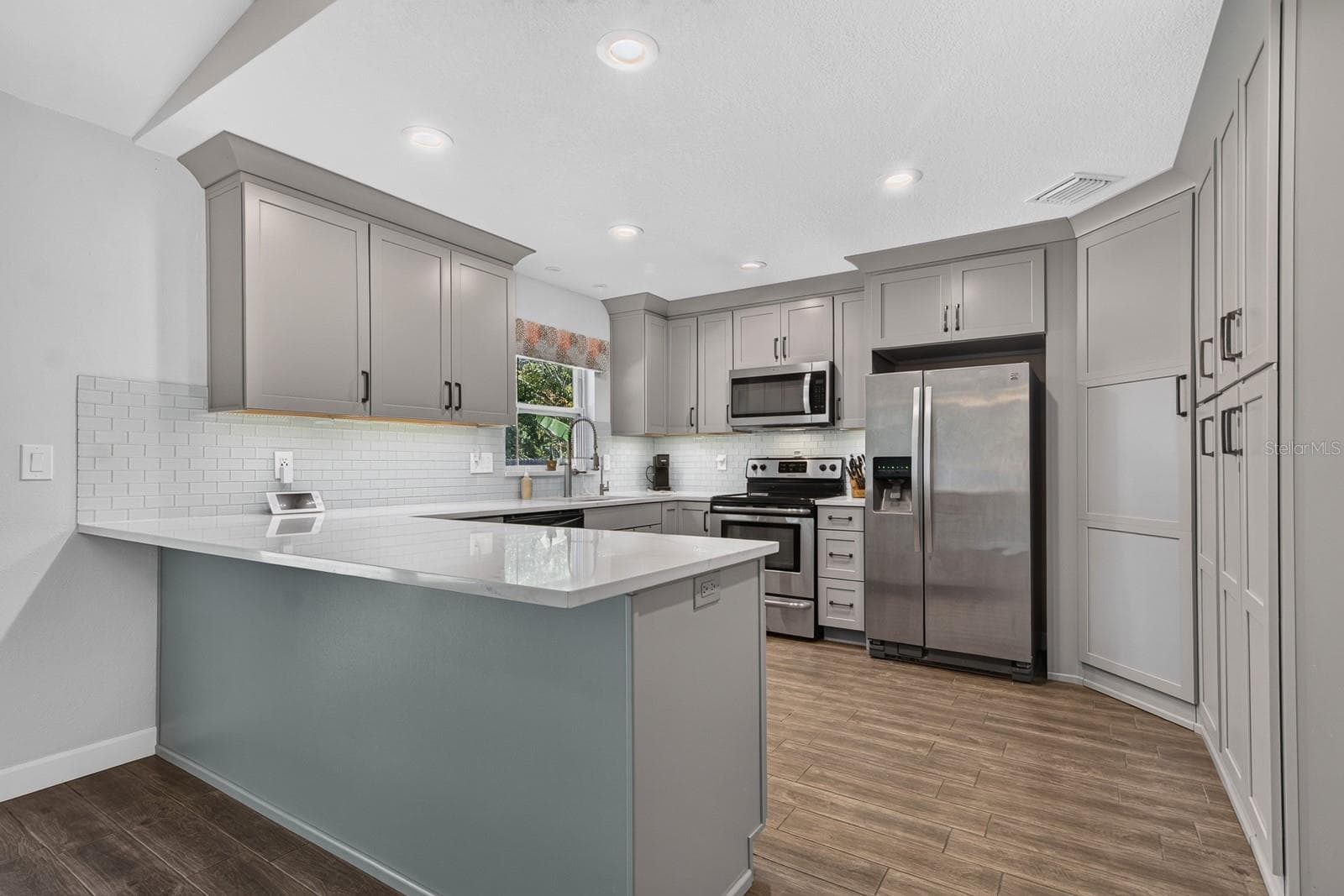 Single Family Residence at 120 ORANGE AVE N, ST PETERSBURG, photo 10 of 44