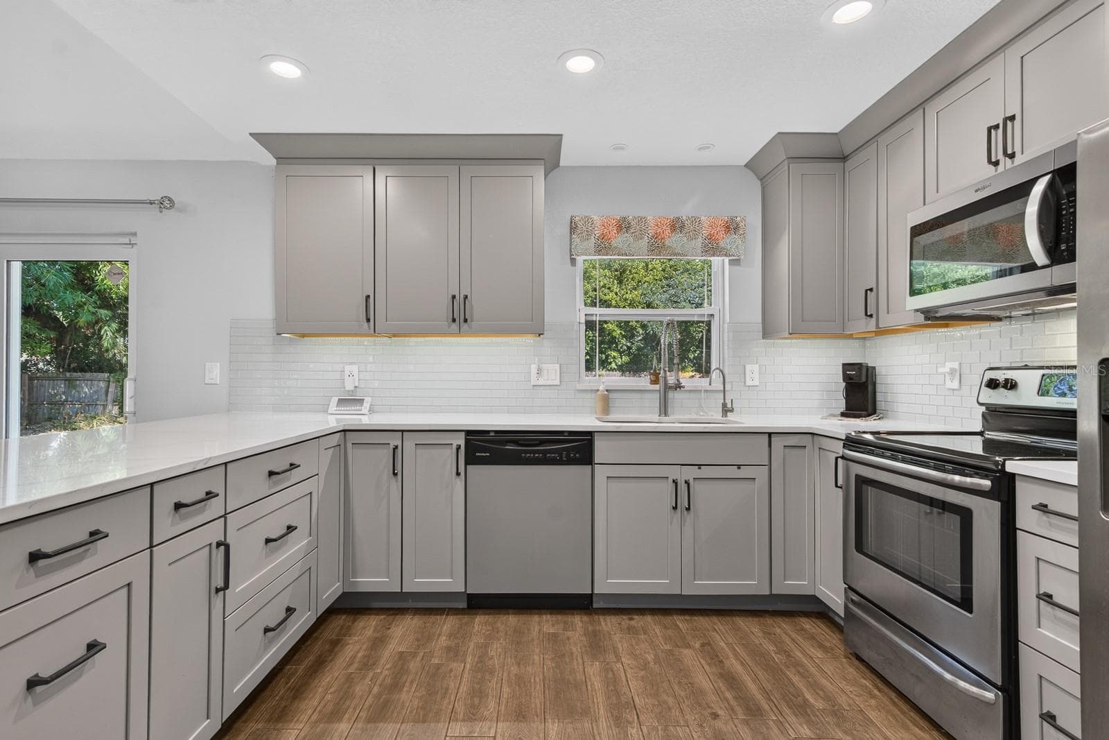 Single Family Residence at 120 ORANGE AVE N, ST PETERSBURG, photo 13 of 44