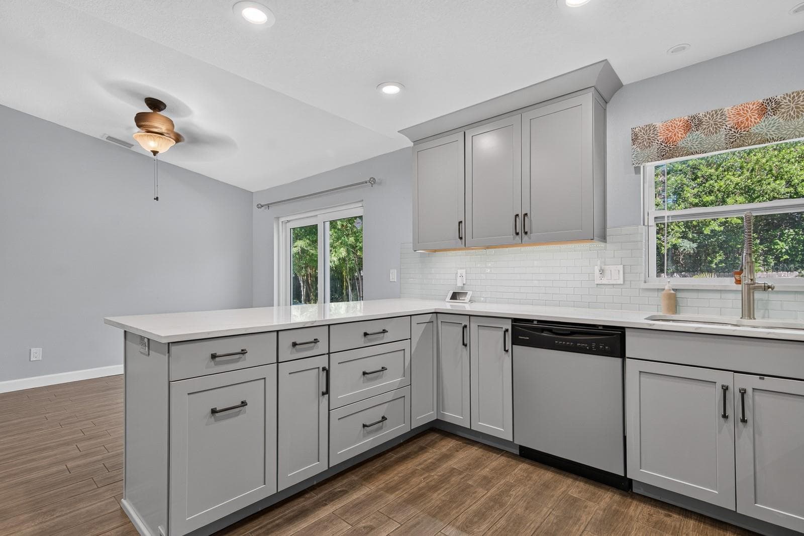 Single Family Residence at 120 ORANGE AVE N, ST PETERSBURG, photo 14 of 44