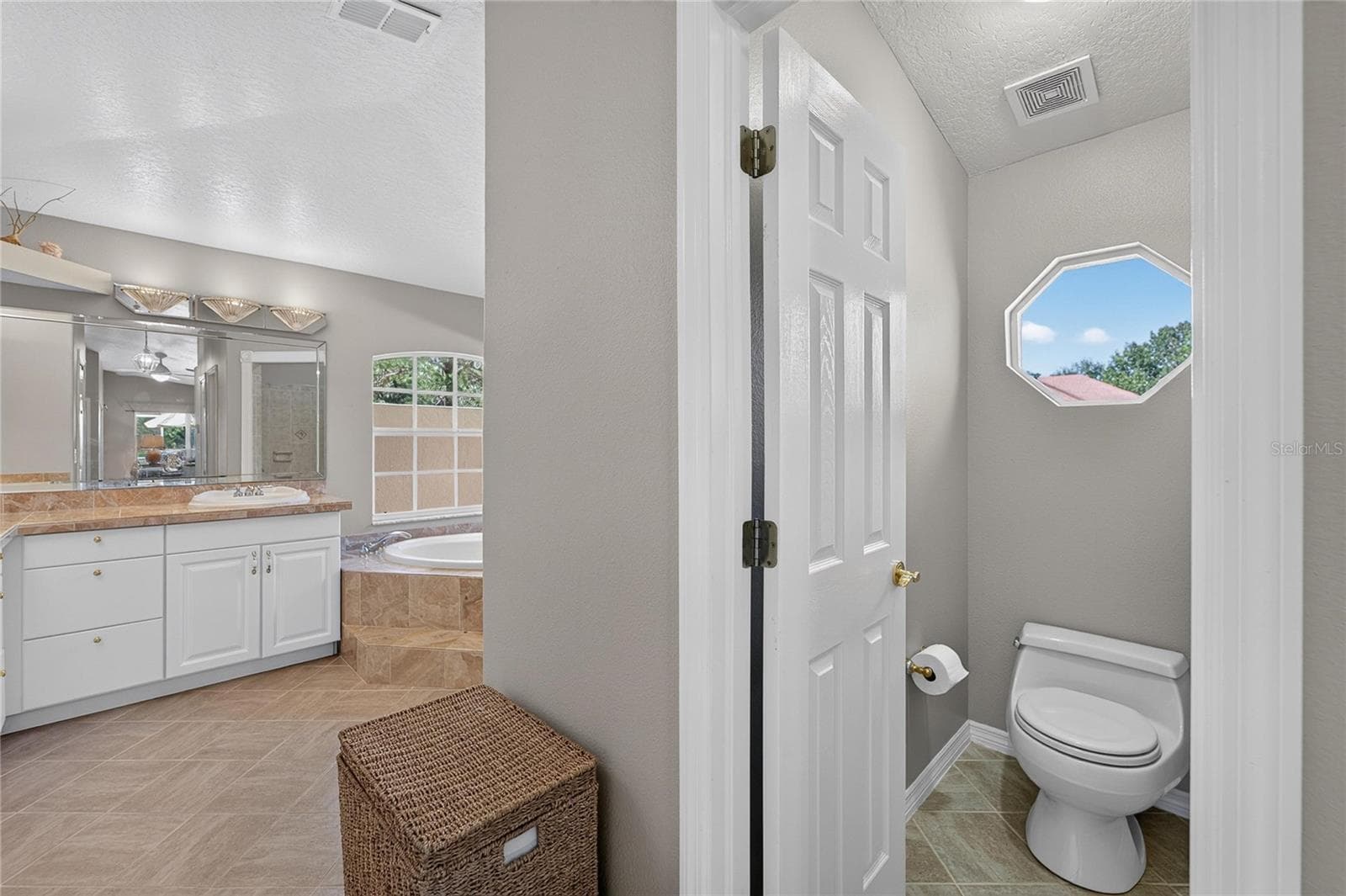 Large en suite bathroom and two walkin closets - 0 LINDENHURST DR, WESLEY CHAPEL