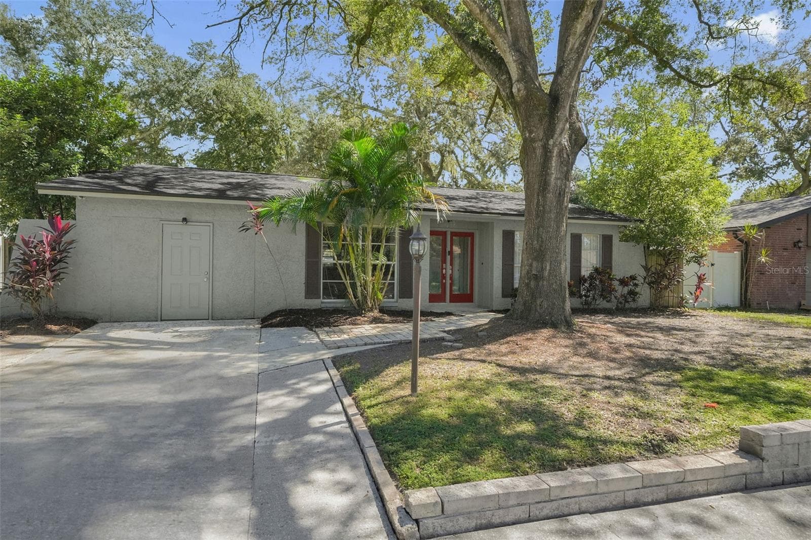 Single Family Residence at 9627 HIDDEN OAKS CIR, TAMPA, photo 2 of 42