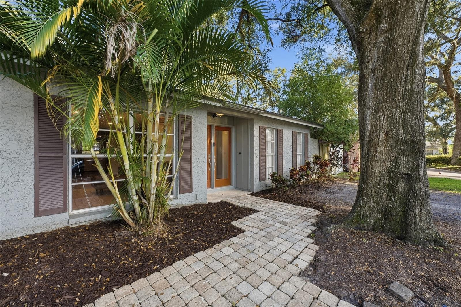 Single Family Residence at 9627 HIDDEN OAKS CIR, TAMPA, photo 3 of 42