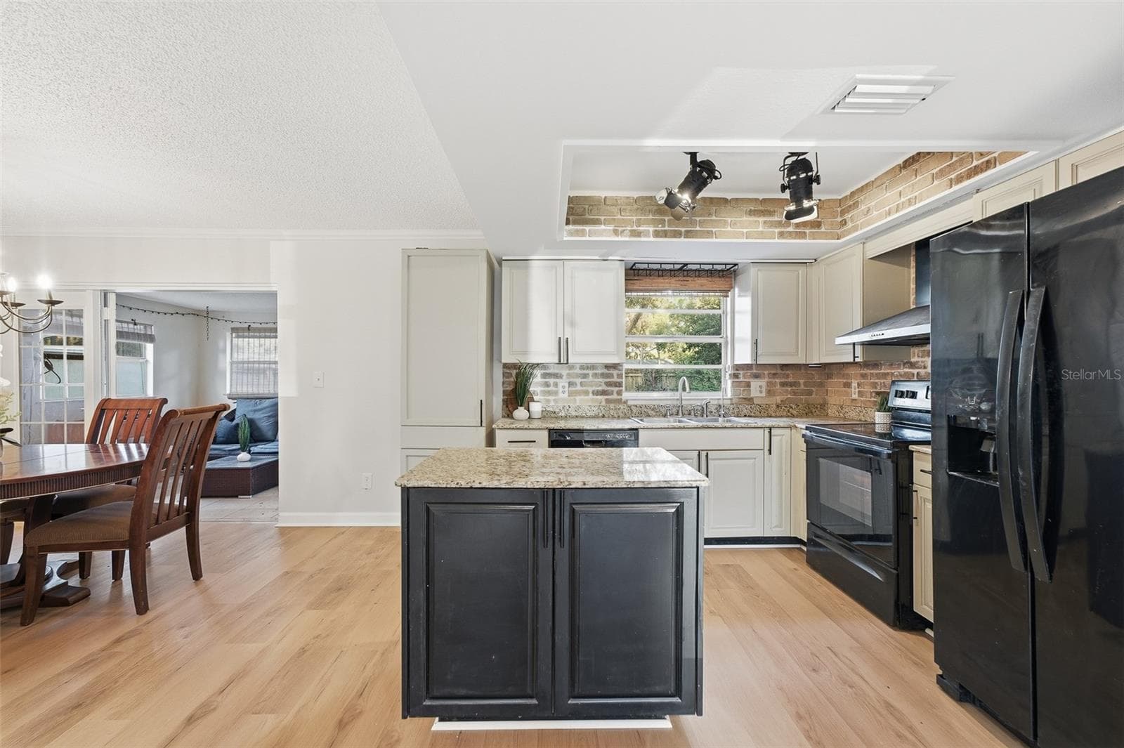 Single Family Residence at 9627 HIDDEN OAKS CIR, TAMPA, photo 12 of 42