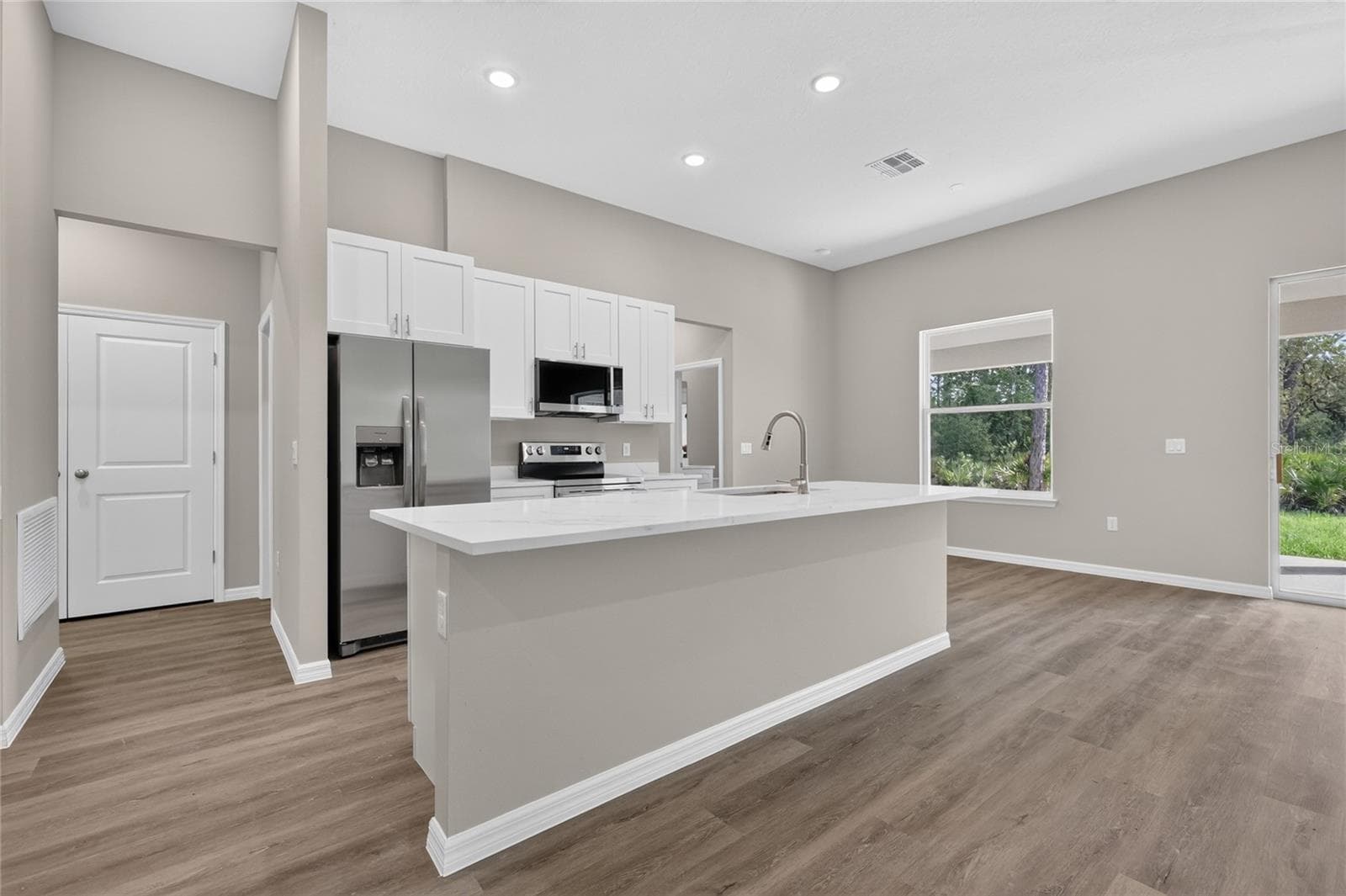Kitchen with walk in pantry - 41428 ROYAL TRAILS RD, EUSTIS