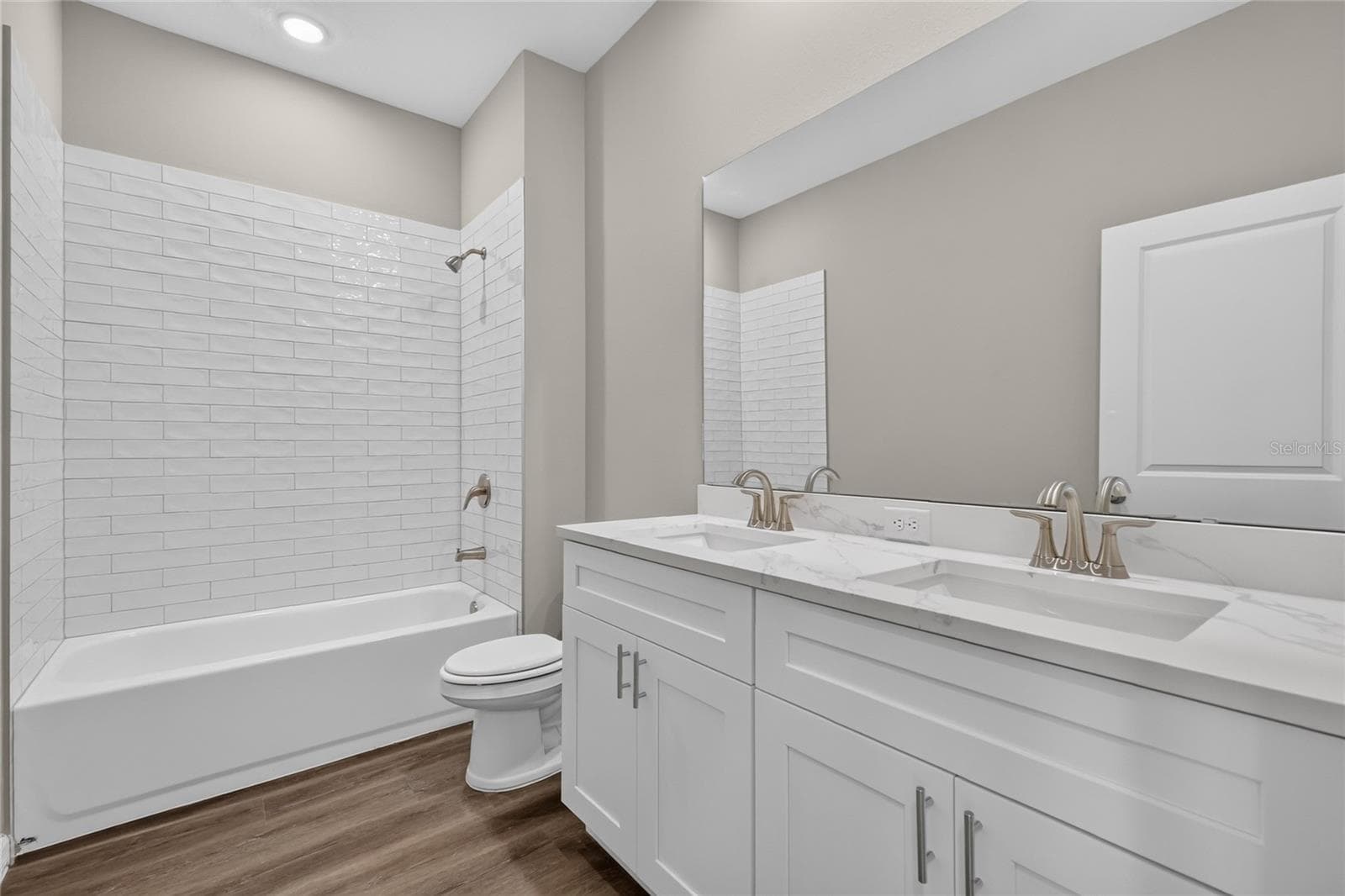 2nd bathroom with double vanities - 41428 ROYAL TRAILS RD, EUSTIS