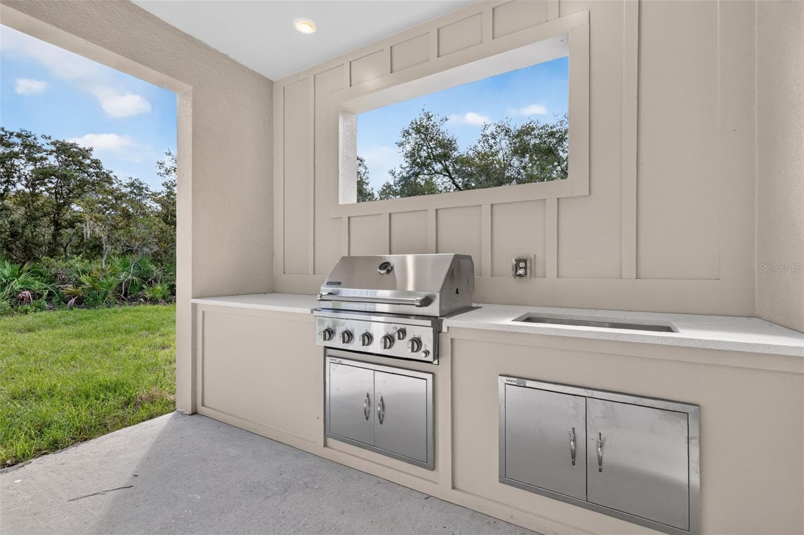 Outdoor grill and sink on back porch - 41428 ROYAL TRAILS RD, EUSTIS