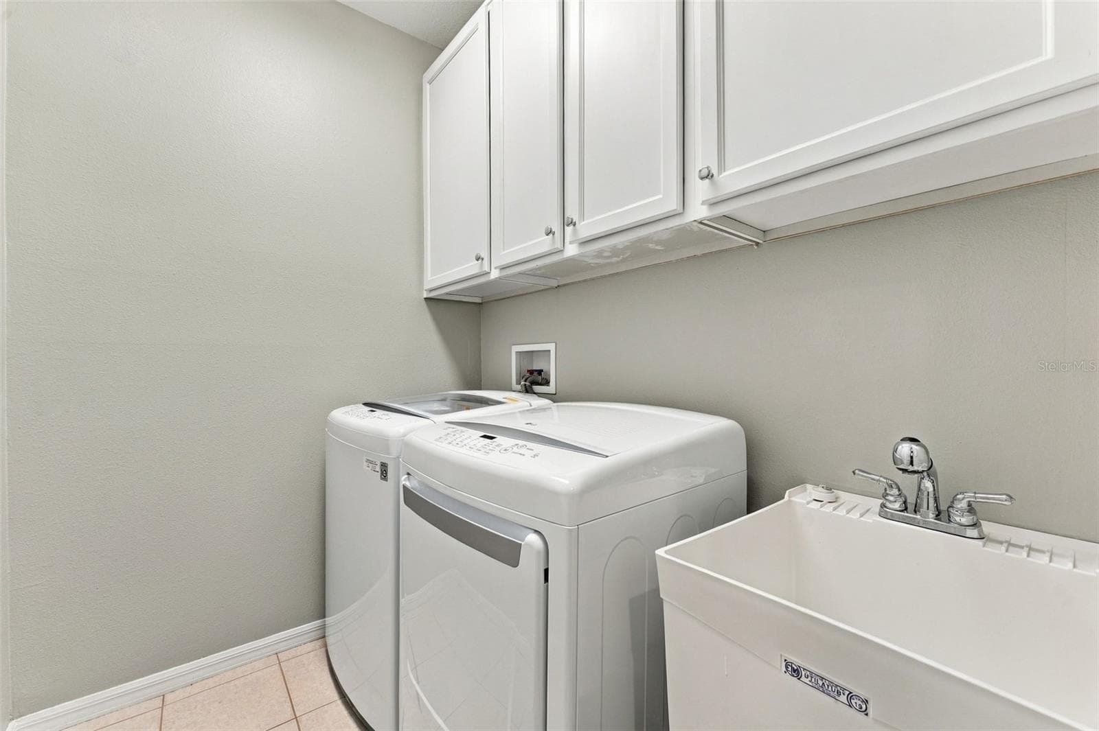Upstairs Laundry - 14454 MIRABELLE VISTA CIR, TAMPA
