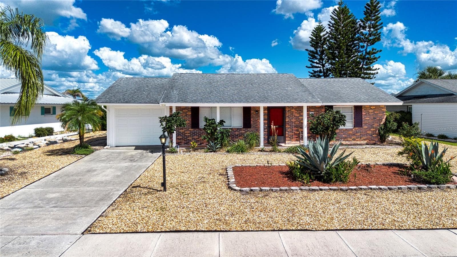 1507 N LAKE DR