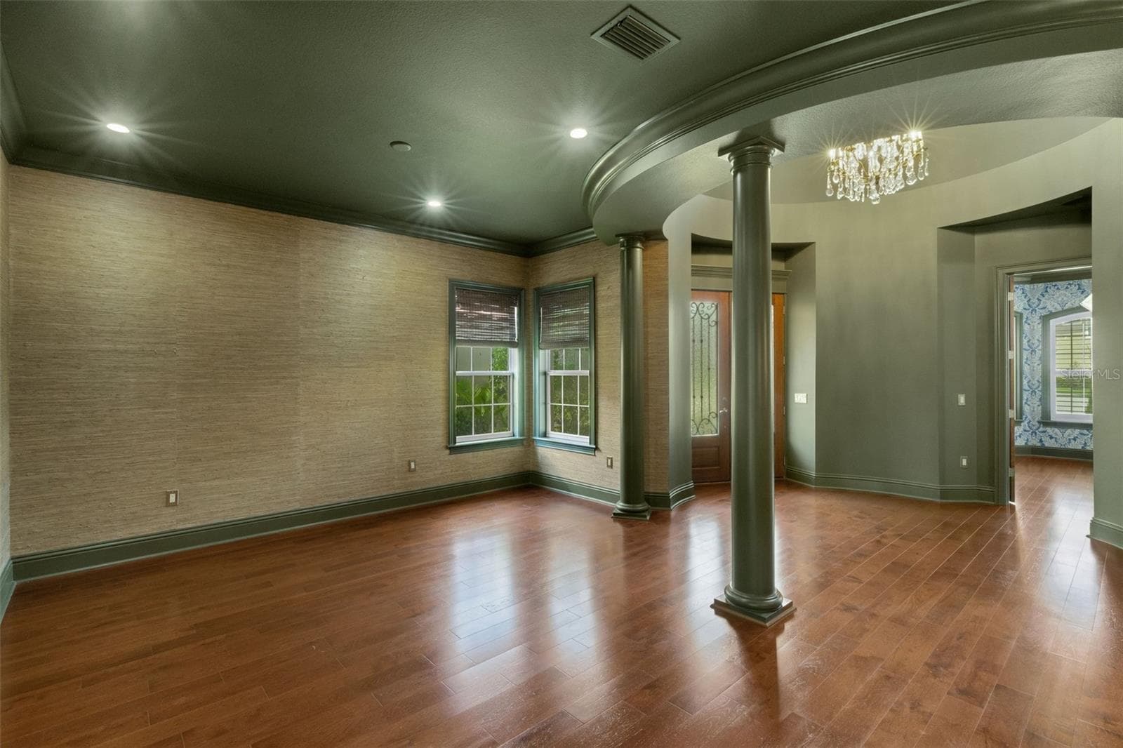 The individual spaces of this home flow together beautifully . . . - 2734 BELLERIVE DR, LAKELAND