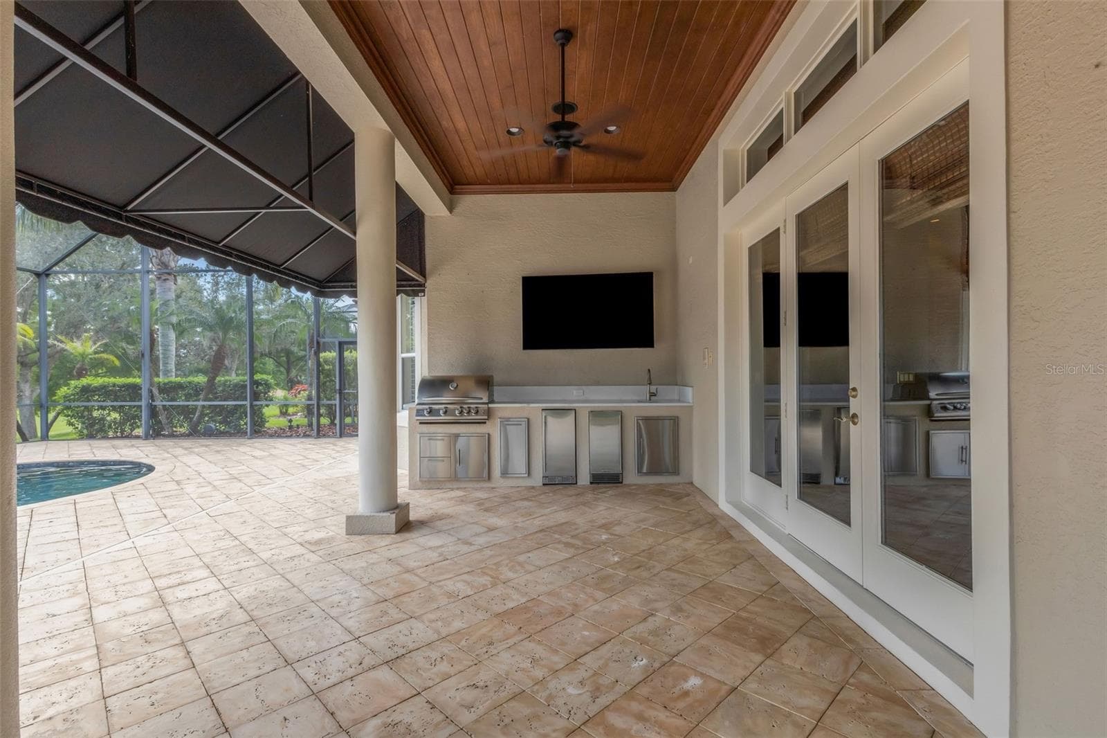 Now let's go back downstairs and check out the outdoor living spaces. - 2734 BELLERIVE DR, LAKELAND