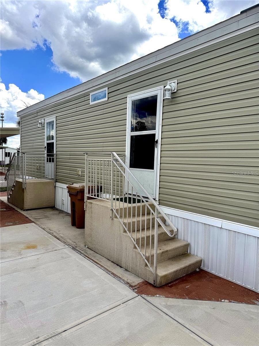 Manufactured Home at 7060 FAIRVIEW VILLAGE CIR, WINTER HAVEN, photo 2 of 44