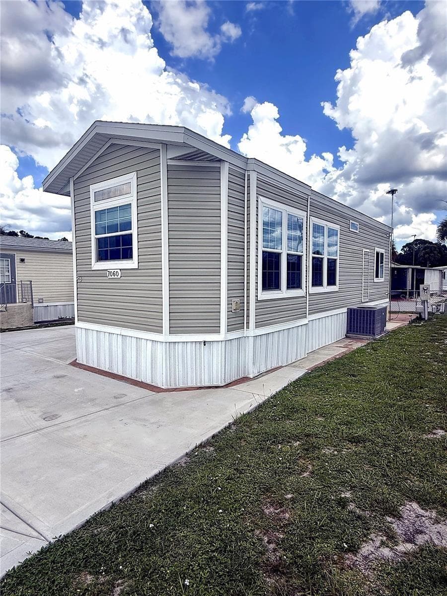 Manufactured Home at 7060 FAIRVIEW VILLAGE CIR, WINTER HAVEN, photo 25 of 44