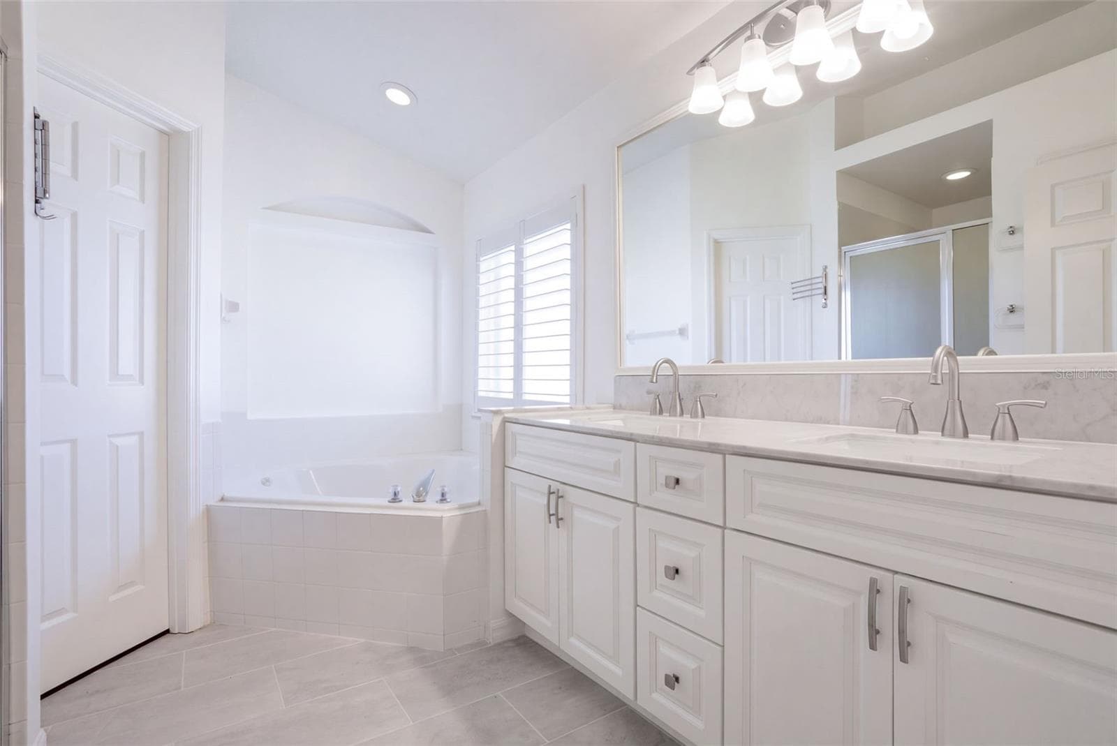 Primary Bathroom w/ Soaking Tub & Shower - 4601 FORMBY CT, KISSIMMEE