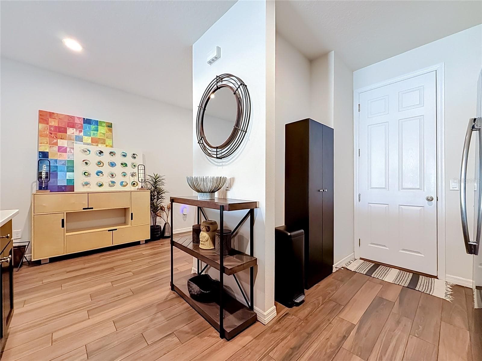 The well-appointed kitchen offers SOLID WOOD CABINETRY, GRANITE countertops, stainless steel appliances, a breakfast bar, and ample storage. - 2270 MONTVIEW DR, CLEARWATER