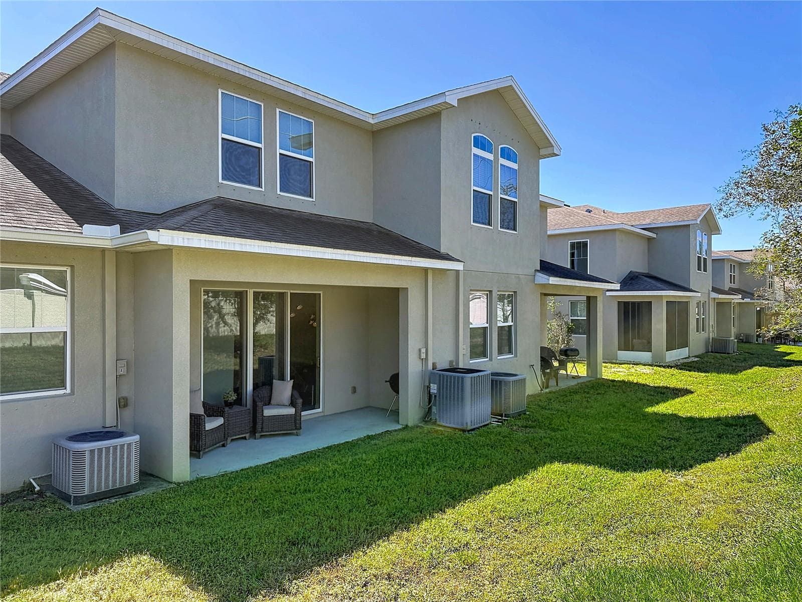Sliding glass doors open to a PRIVATE BACK PATIO with NO REAR NEIGHBORS - 2270 MONTVIEW DR, CLEARWATER