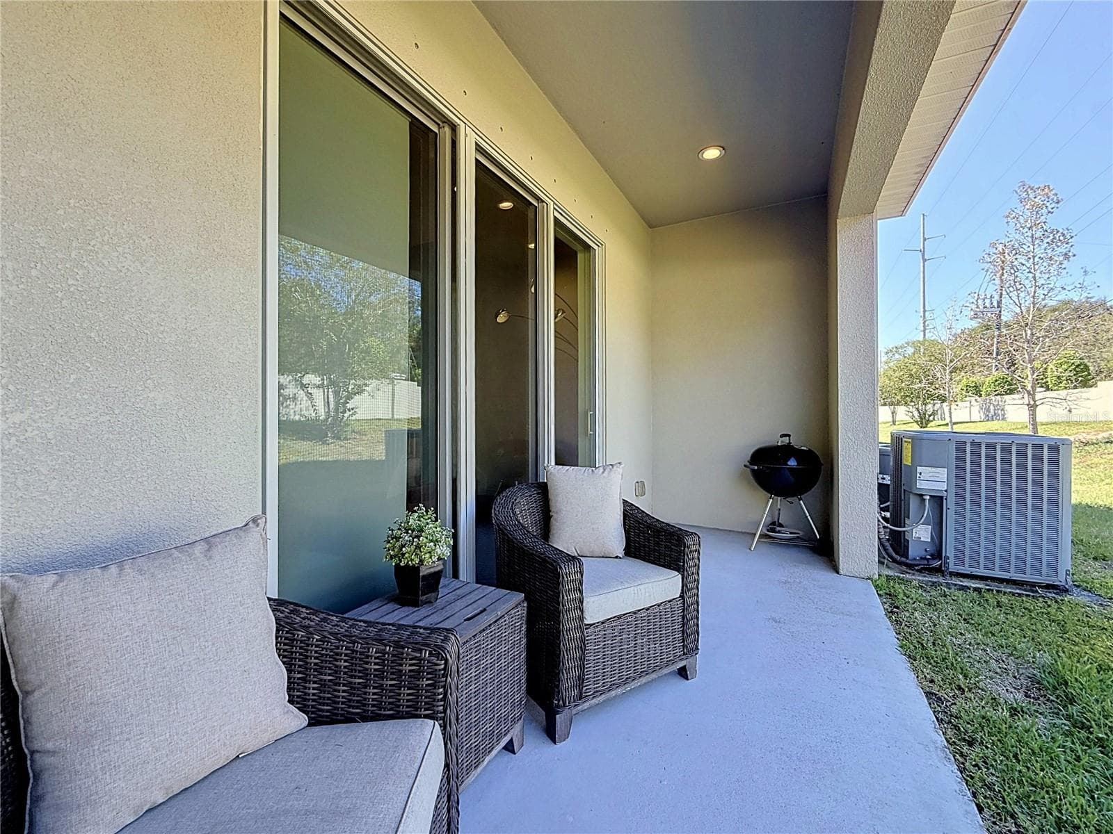 Sliding glass doors open to a PRIVATE BACK PATIO with NO REAR NEIGHBORS - 2270 MONTVIEW DR, CLEARWATER