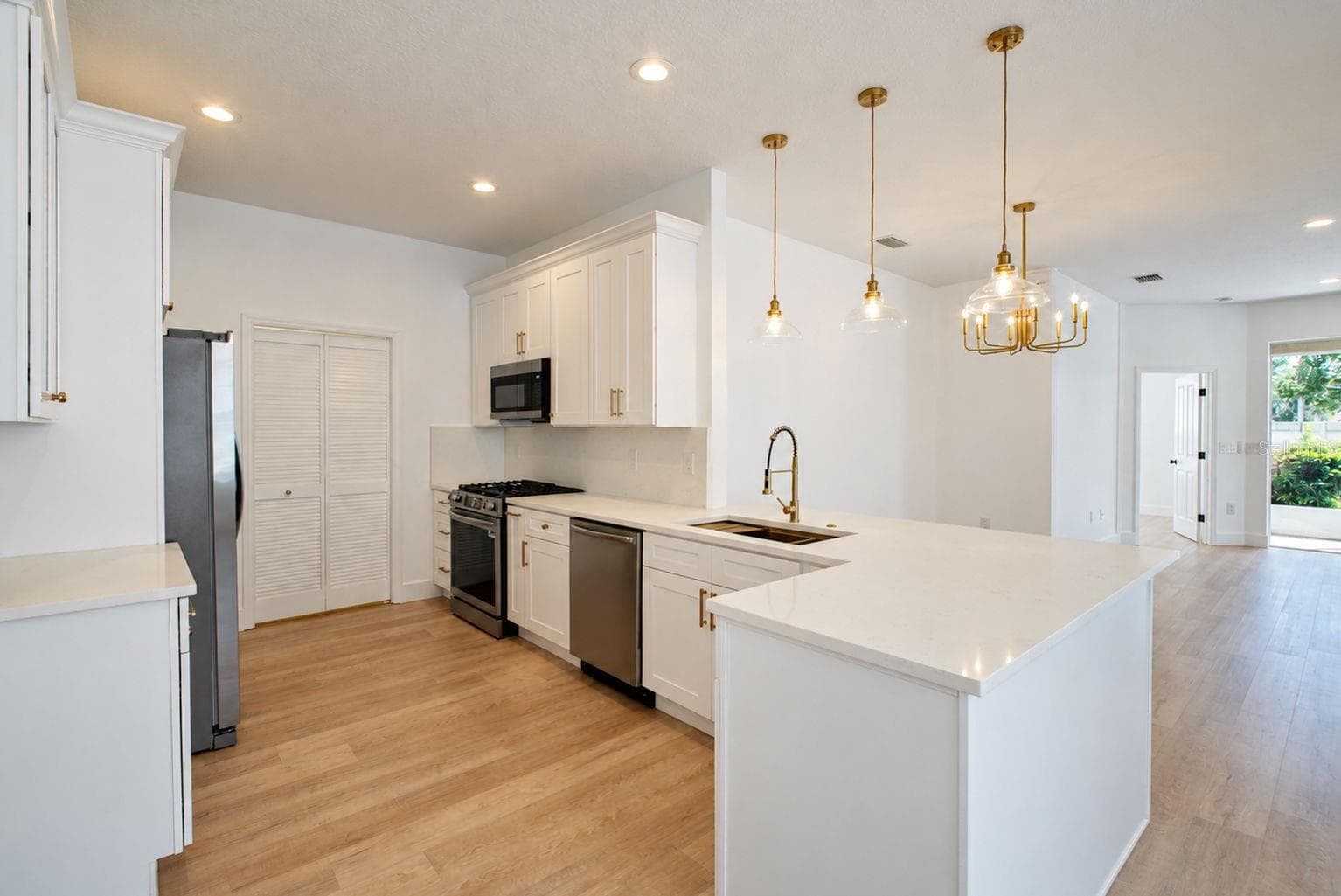 Kitchen - 31421 SHAKER CIR, WESLEY CHAPEL