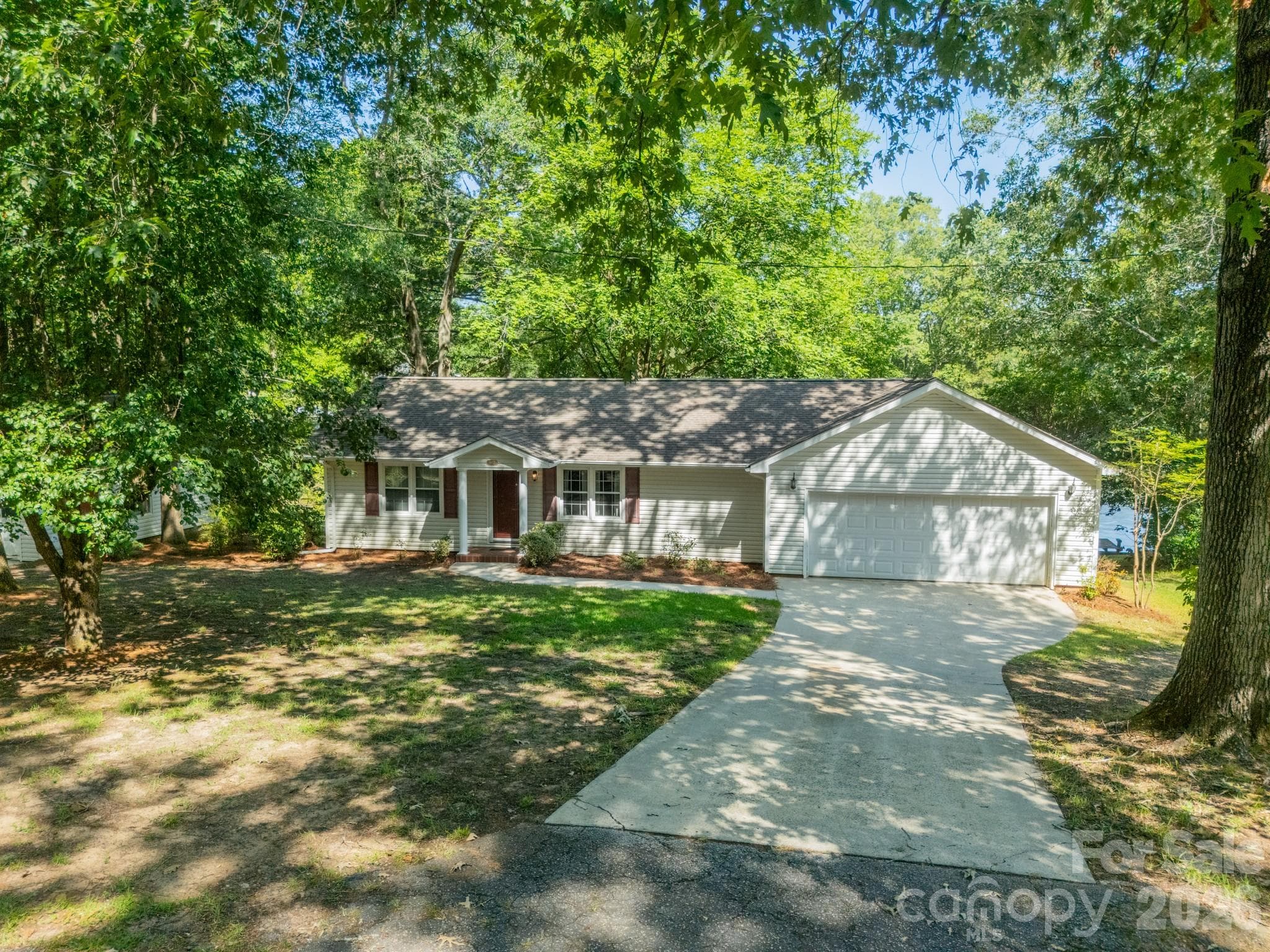 Single Family Residence at 1077 E Shore Drive, Lancaster, photo 2 of 48
