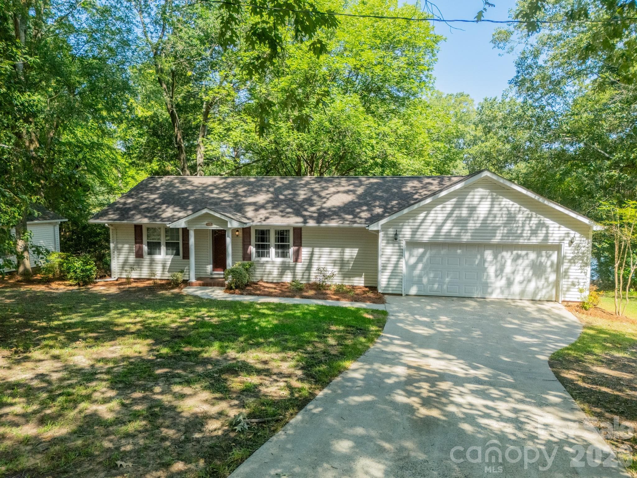 Single Family Residence at 1077 E Shore Drive, Lancaster, photo 5 of 48
