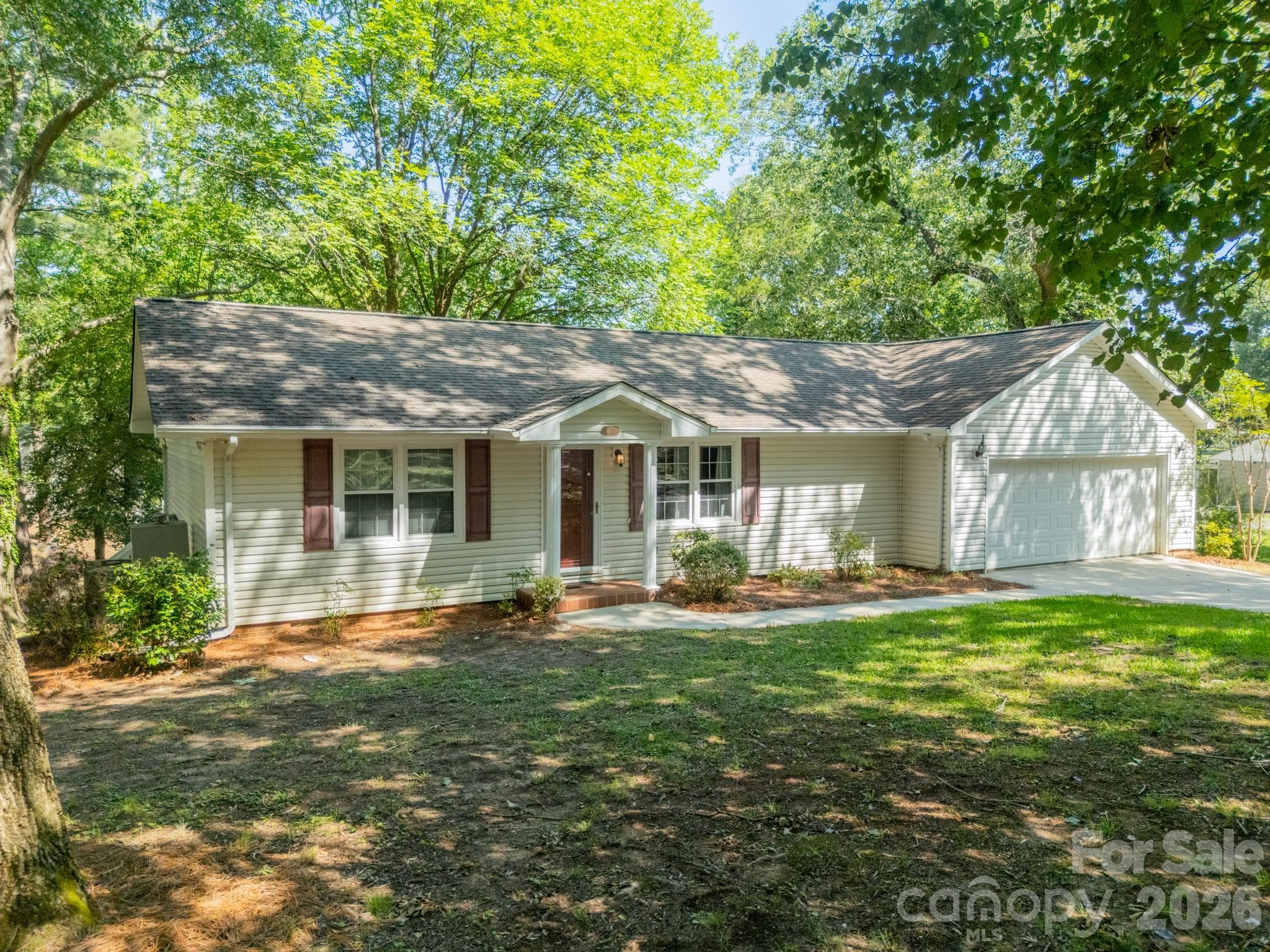 Single Family Residence at 1077 E Shore Drive, Lancaster, photo 7 of 48