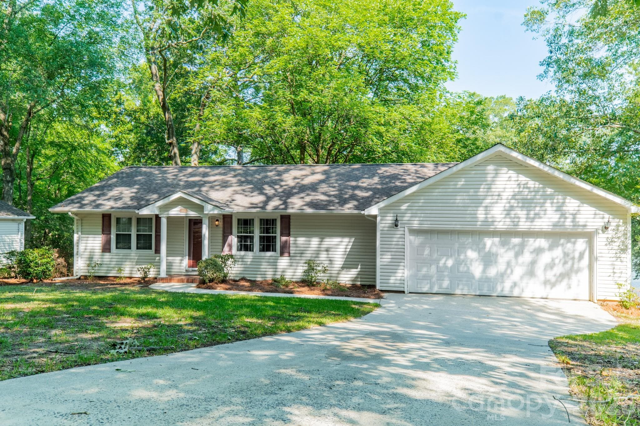 Single Family Residence at 1077 E Shore Drive, Lancaster