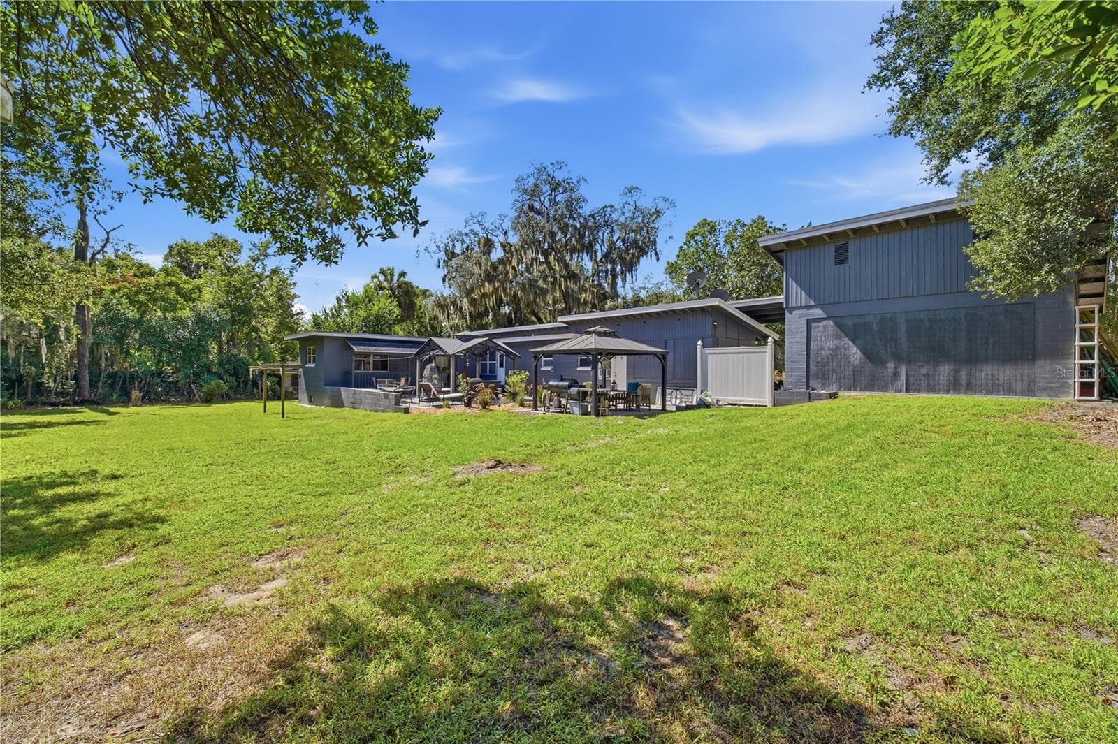 Yard - 735 N SANS SOUCI AVE, DELAND