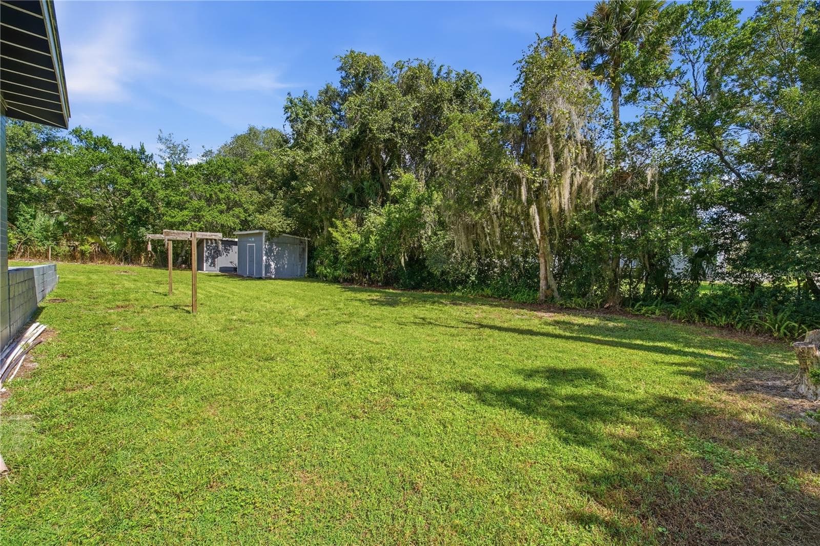 Yard - 735 N SANS SOUCI AVE, DELAND